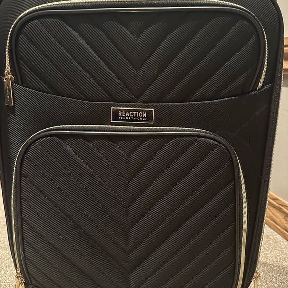 Reaction Kenneth Cole Chelsea 20” soft side Expandable 8-wheeled Carry-On - Picture 3 of 14